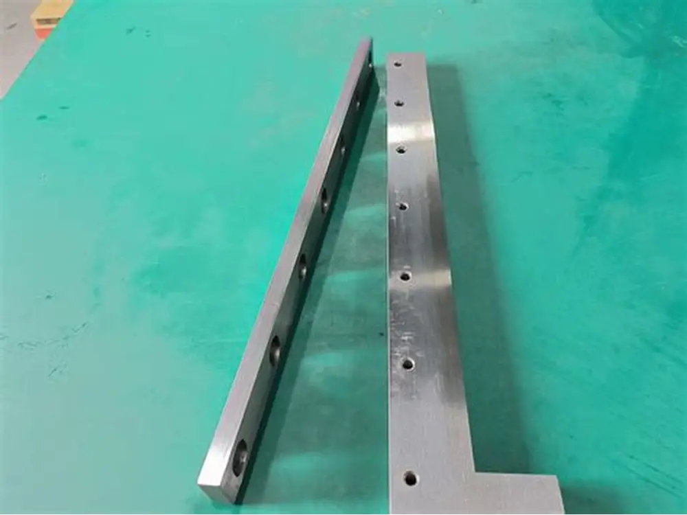 Chuẩn bị máy móc và khuôn chấn gấp